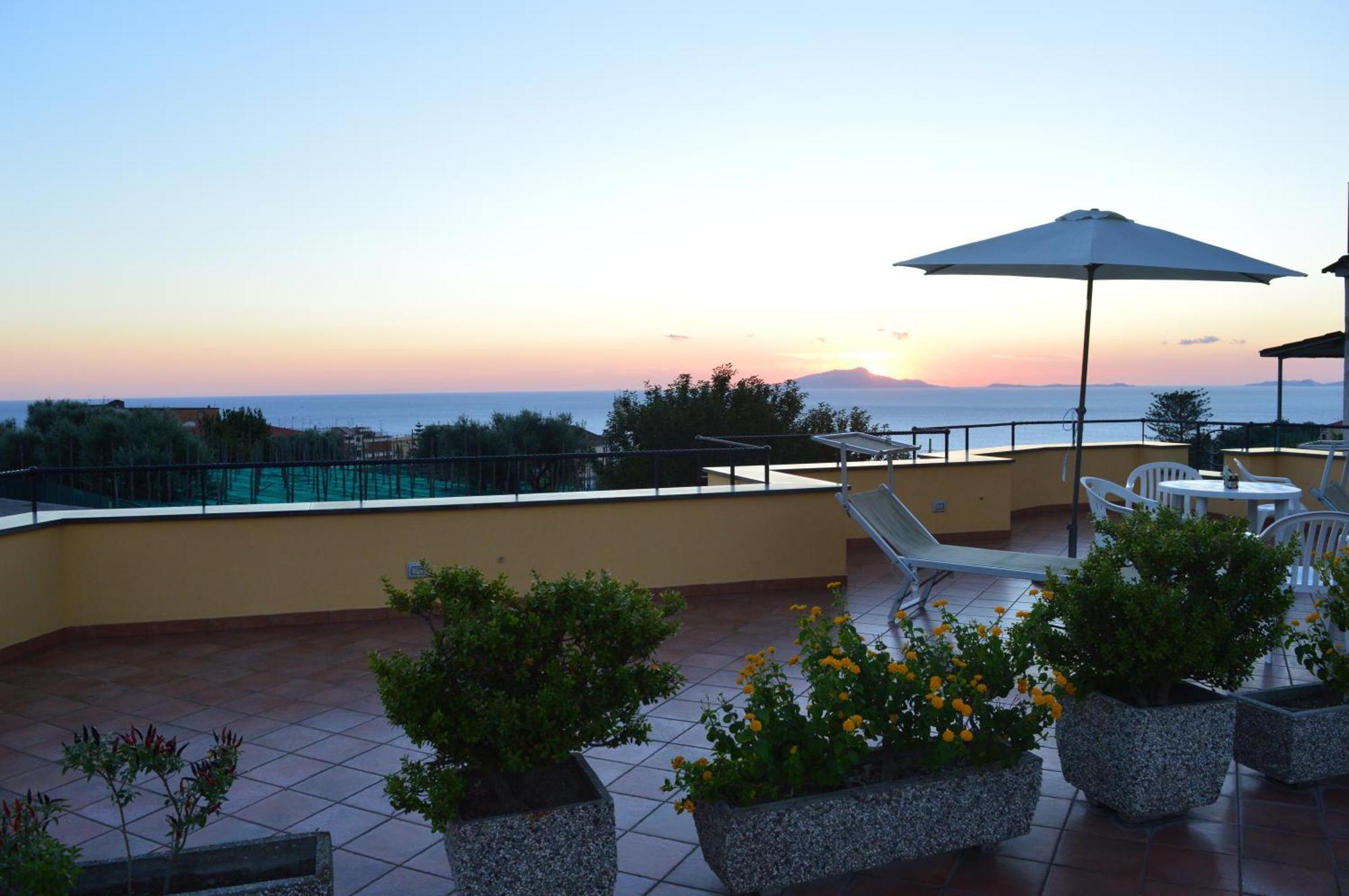 Mary'S Dream - Villa Overlooking Capri And Ischia In Sorrento Peninsula 马萨鲁布朗斯 外观 照片